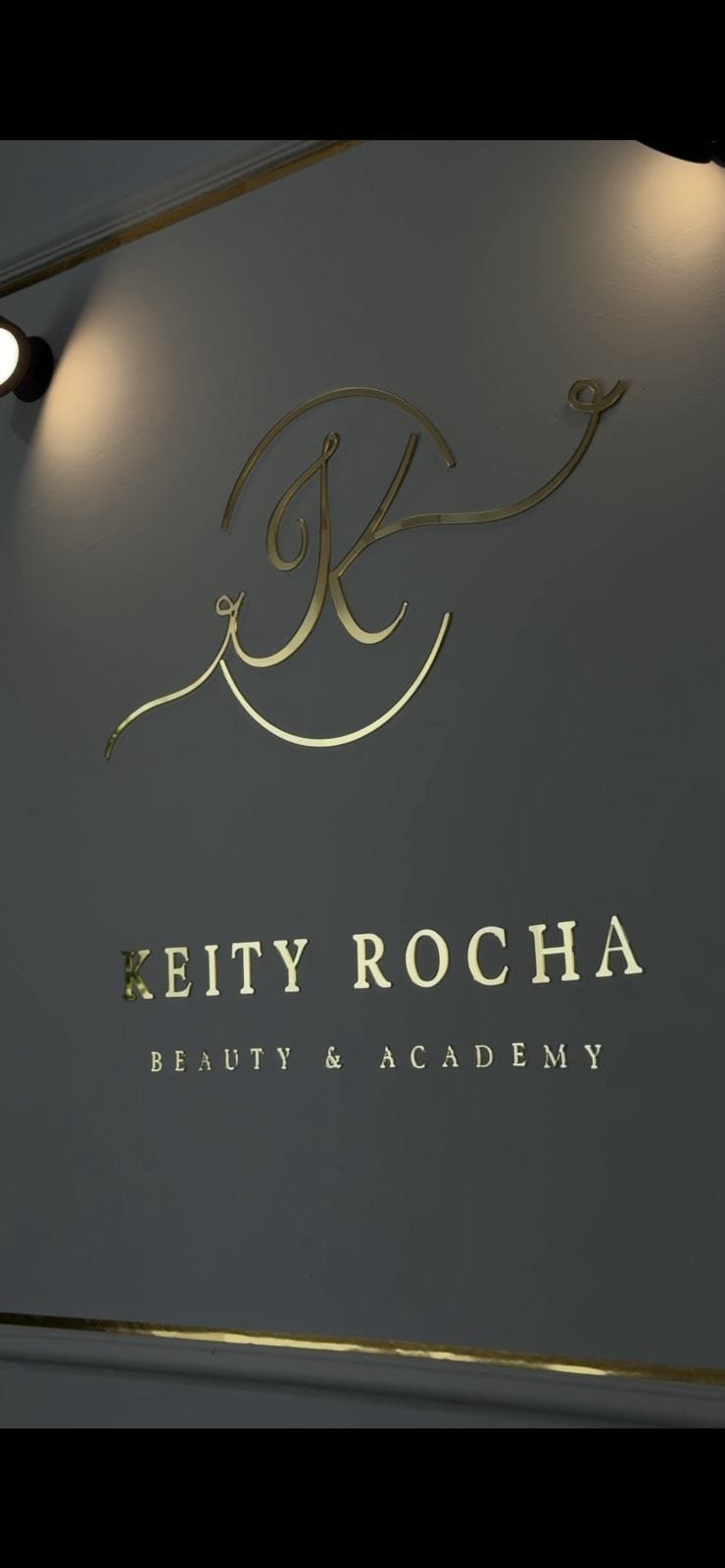 Logotipo dourado Keity Rocha Beauty & Academy em destaque