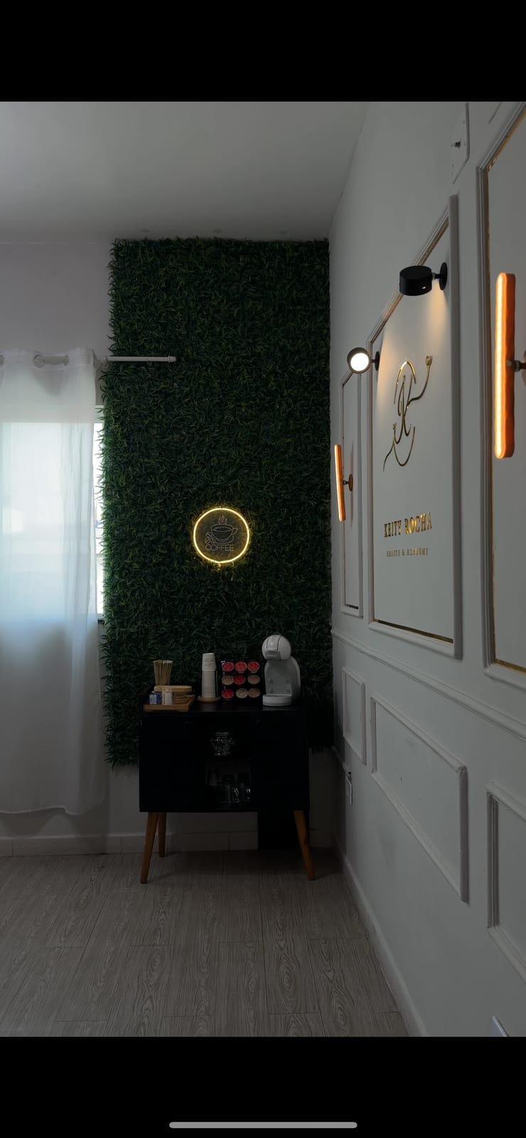 Corredor com letreiro Keity Rocha Beauty & Academy em dourado